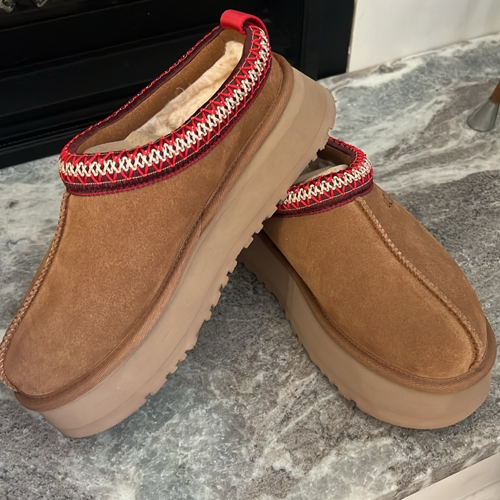 NWT Ugg Tasmin Platform size 7 chestnut color